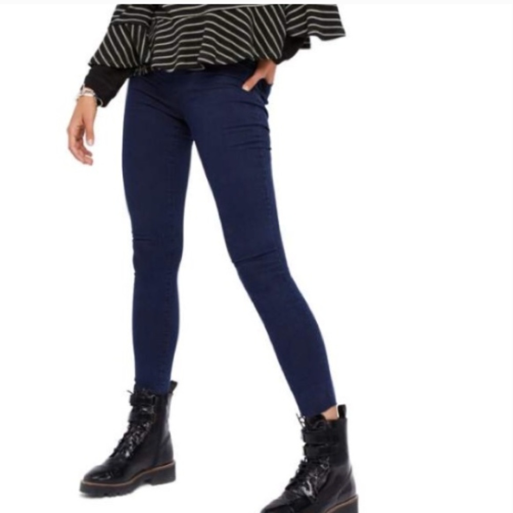 ✨Free People Easy Goes It Dark Wash Jeggings✨